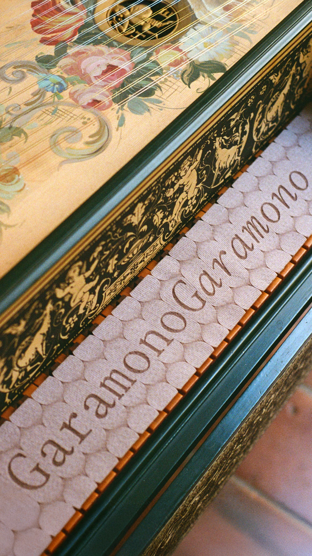 WiseType®, typeface: Garamono (Hero, mobile)