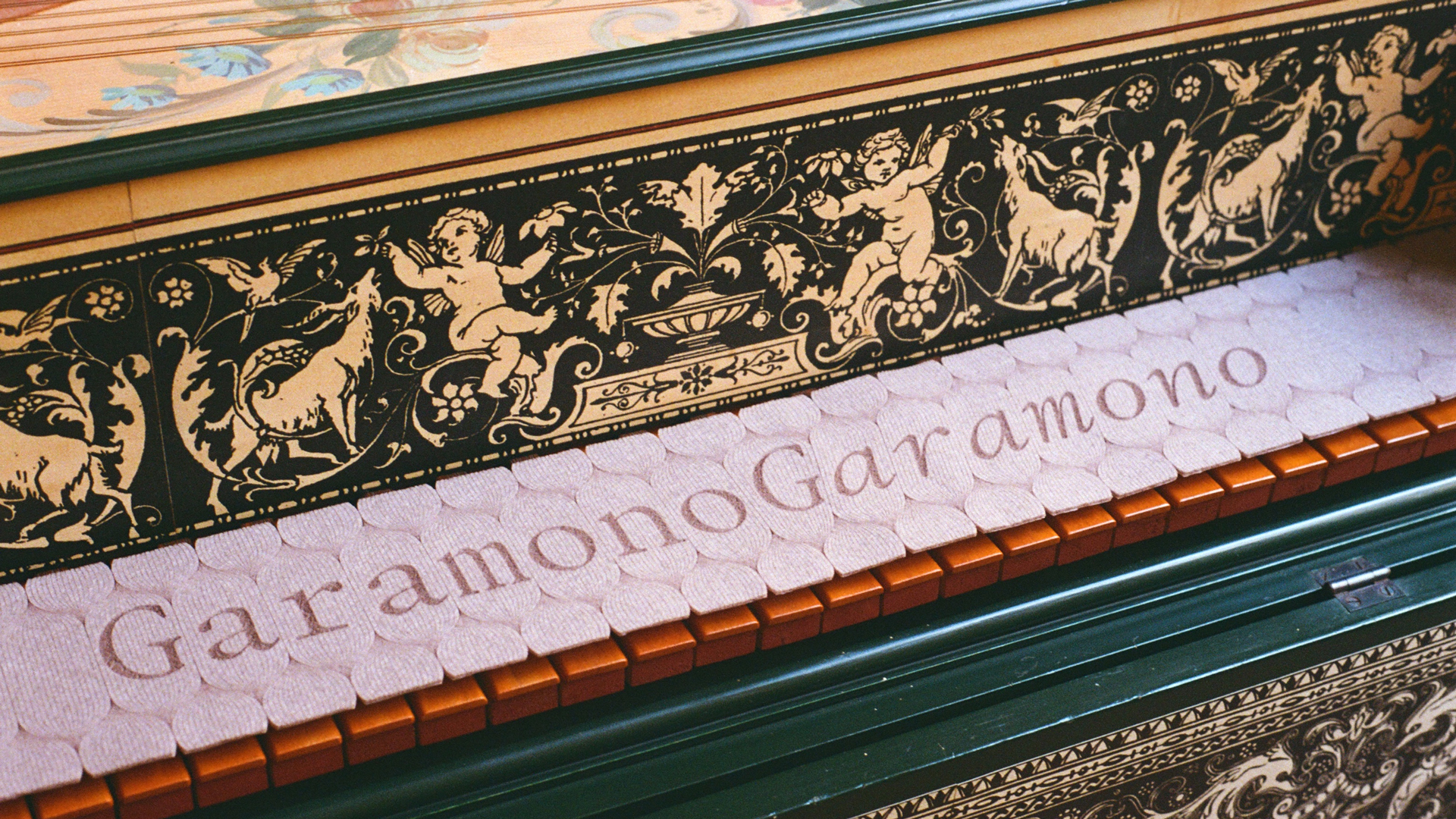 WiseType®, typeface: Garamono (Hero, desktop)